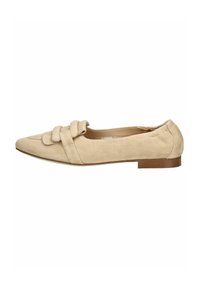 Zapatos planos de ante beige con punta afilada y un detalle decorativo de nudo en la parte frontal, con un bajo tacón de madera.