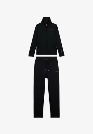 Giacca nera con zip e colletto alto, abbinata a pantaloni con coulisse, entrambi con il marchio "FREDDY" sul petto e sulla coscia.