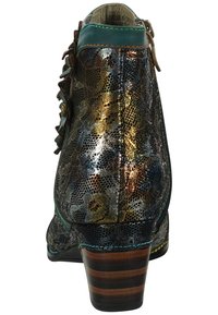 Krótkie botki za kostkę w wielokolorowej metalicznej skórze o teksturowanej powierzchni, z zieloną górną krawędzią i paskowanym drewnianym obcasem.