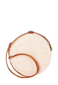 Borsa a tracolla rotonda in fibre naturali, di colore avorio chiaro. Include una tracolla in pelle marrone e una chiusura metallica decorativa.
