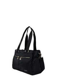 Bolsa tote de nylon negro con herrajes dorados, doble asa superior, correa de hombro ajustable y dos bolsillos frontales con cremallera. Textura suave, forma estructurada.