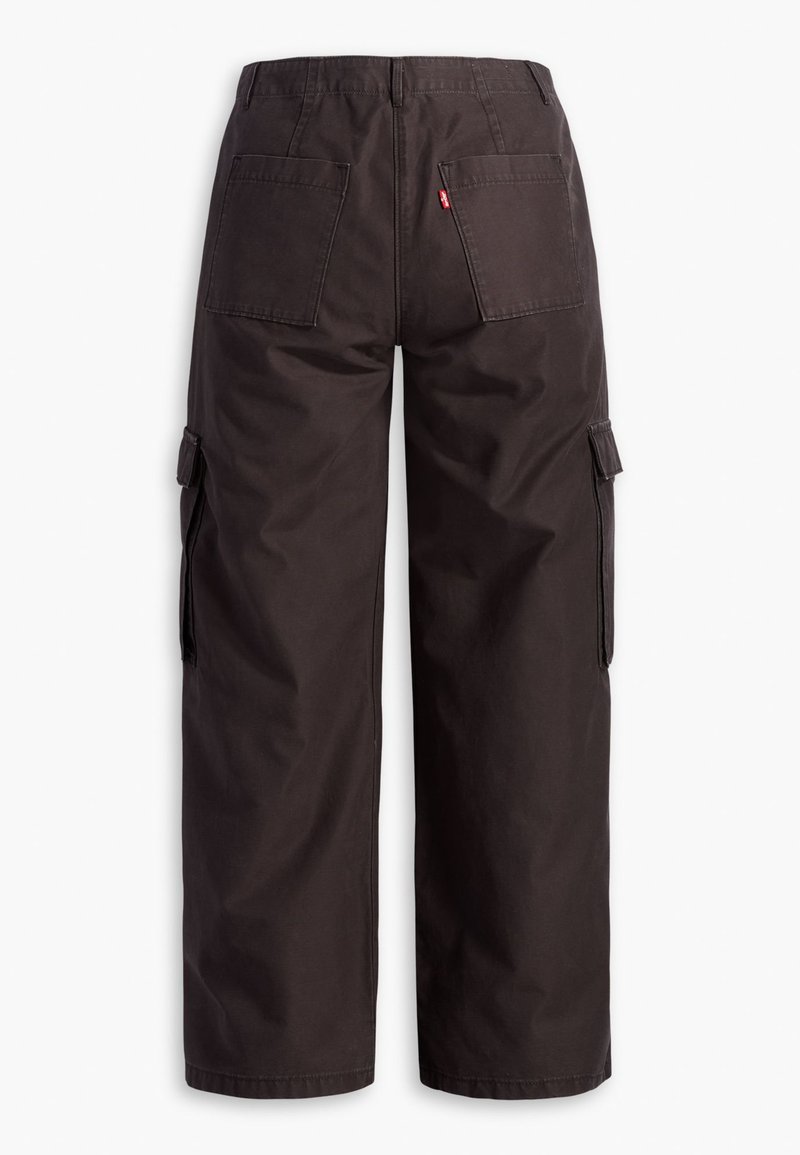 Pantalons cargo en tissu marron foncé, avec deux poches arrière et des poches latérales. Coupe ample avec une conception à jambe droite et des ourlets à revers.