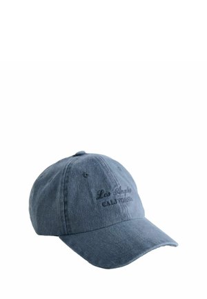Blaues Baseball-Cap aus Denim mit der Aufschrift "Los Angeles California" auf der Vorderseite, vor weißem Hintergrund gezeigt.