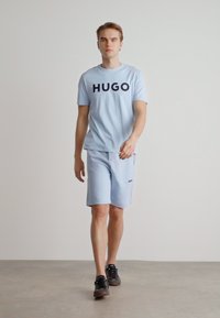 HUGO DULIVIO - Nyomott mintás póló - pastel blue