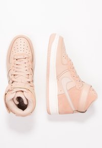 Höga sneakers i ljusrosa läder och mocka med perforerad tåbox, vadderad krage och vit gummisula. Justerbar remdetalj.