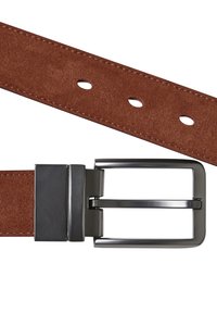 Brun mockaskinnsrem med en slät yta och sex hål, försedd med en rektangulär spänne i silverfärgad metall. Klara linjer och minimalistisk design.