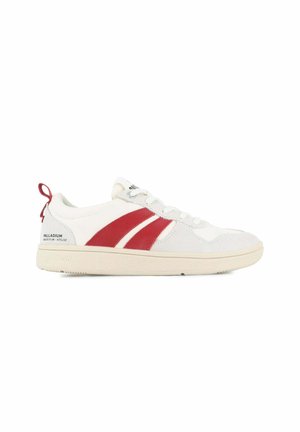 Baskets blanches de sport avec des rayures en daim rouge, semelle en caoutchouc texturé, design à lacets et tirant à l'arrière. Marque sur le côté.