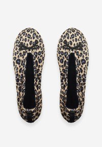 Ballerines à imprimé léopard avec une finition lisse, des ouvertures ovales pour les orteils et des accents en nœud noir, dotées d'un intérieur doux et d'une semelle flexible.
