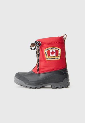 Bottes de neige rouges avec une semelle en caoutchouc noir, dotées d'un patch de marque et d'un cordon de serrage en haut. Corps en tissu texturé pour l'isolation.