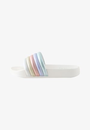 Witte sleehaksandaal met horizontale gewatteerde bandjes in pastelregenboogkleuren blauw, paars, roze, beige en wit.