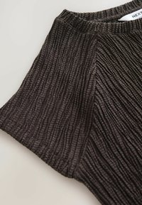 REGULAR FIT - RAGLAN SHORT SLEEVE TEXTURED  - Basic póló - chocolate brown