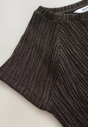 Schwarzes, strukturiertes Oberteil mit einem gerippten Design, kurzen Ärmeln und Rundhalsausschnitt. Weicher Stoff mit ausgeprägten vertikalen Linien.