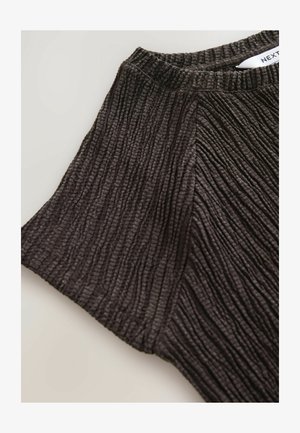 Fekete texturált felső, bordázott mintával, rövid ujjakkal és kerek nyakkivágással. Puha anyag, hangsúlyos függőleges vonalakkal.