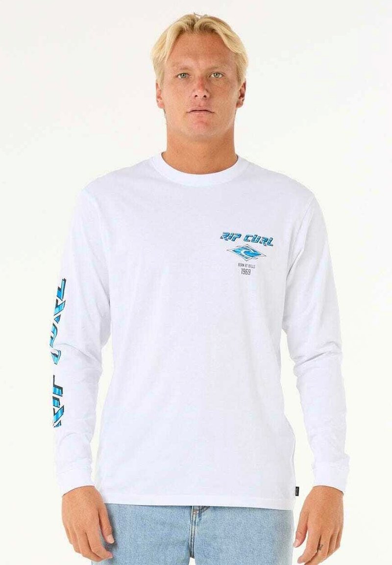 Hvid langærmet t-shirt lavet af bomuld, med blå grafik på brystet og venstre ærme; rund halsdesign, afslappet pasform.
