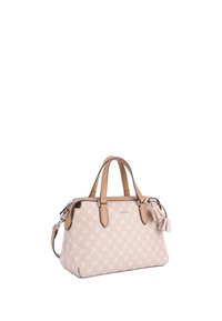 Sac à main beige avec un extérieur à motifs, des poignées en cuir, un détail de gland sur le côté et une fermeture éclair. Agrémenté de quincaillerie en métal argenté.