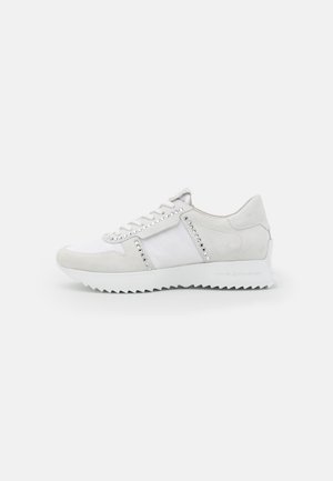 Hvid sneaker med lavt snit og snørelukning foran, nitter i sølv langs sider og snørebånd samt savtakket hvid sål.