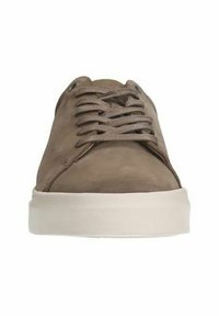 Bruine suède sneakers met een gladde textuur, voorzien van een ronde neus, platte witte rubberen zool en bijpassende veters.