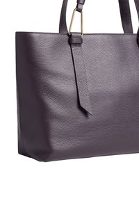 Borsa tote in pelle viola con finitura testurizzata, dotata di due manici e di un design piatto e strutturato. Include un dettaglio decorativo con una tracolla.