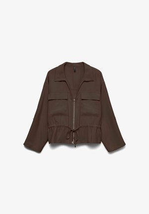 Veste marron à manches longues avec fermeture éclair frontale, deux poches poitrine à rabat, taille avec cordon de serrage et large col, présentée sur fond blanc.