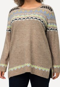 Beige gestrickter Pullover mit Rundhalsausschnitt, strukturiertem Stoff und gemustertem Saum, der schwarze, blaue und grüne geometrische Designs aufweist. Mit seitlichen Schlitzen.