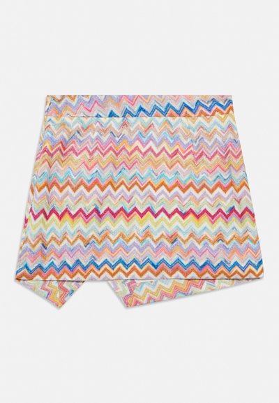 Μίνι φούστα με πολύχρωμο ζιγκ-ζαγκ μοτίβο σε αποχρώσεις ροζ, μπλε, κίτρινο και πορτοκαλί σε λευκό φόντο.