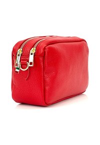 Rode leren cosmetica tas met een gestructureerd oppervlak, dubbele bovenritsen en gouden hardware, in een rechthoekige vorm met een platte bodem.