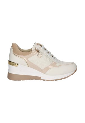 Zapatilla deportiva de cuña blanca y beige con cierre de cordones en la parte delantera, cremallera lateral con tirador en forma de anillo, patrón texturizado y detalle metálico dorado en el talón.