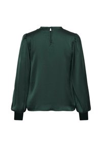 Sötétzöld selyem blúz, puffos ujjakkal, hátul gombos záródással és fitted csuklókkal, amelyek gombokkal záródnak. Simább textúra.