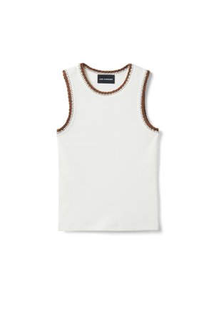 Camiseta sin mangas blanca de punto acanalado con ribete trenzado marrón alrededor de las sisas y el escote, vista desde arriba sobre fondo blanco.