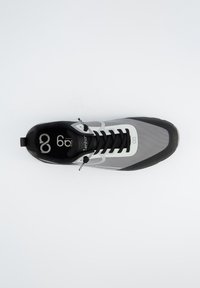 Graue und schwarze Sportschuh mit einem oberen Teil aus Mesh, Schnürdesign, Gummisohle und einem Logotag auf der Zunge. Texturierte Oberfläche, verstärkte Zehenpartie.