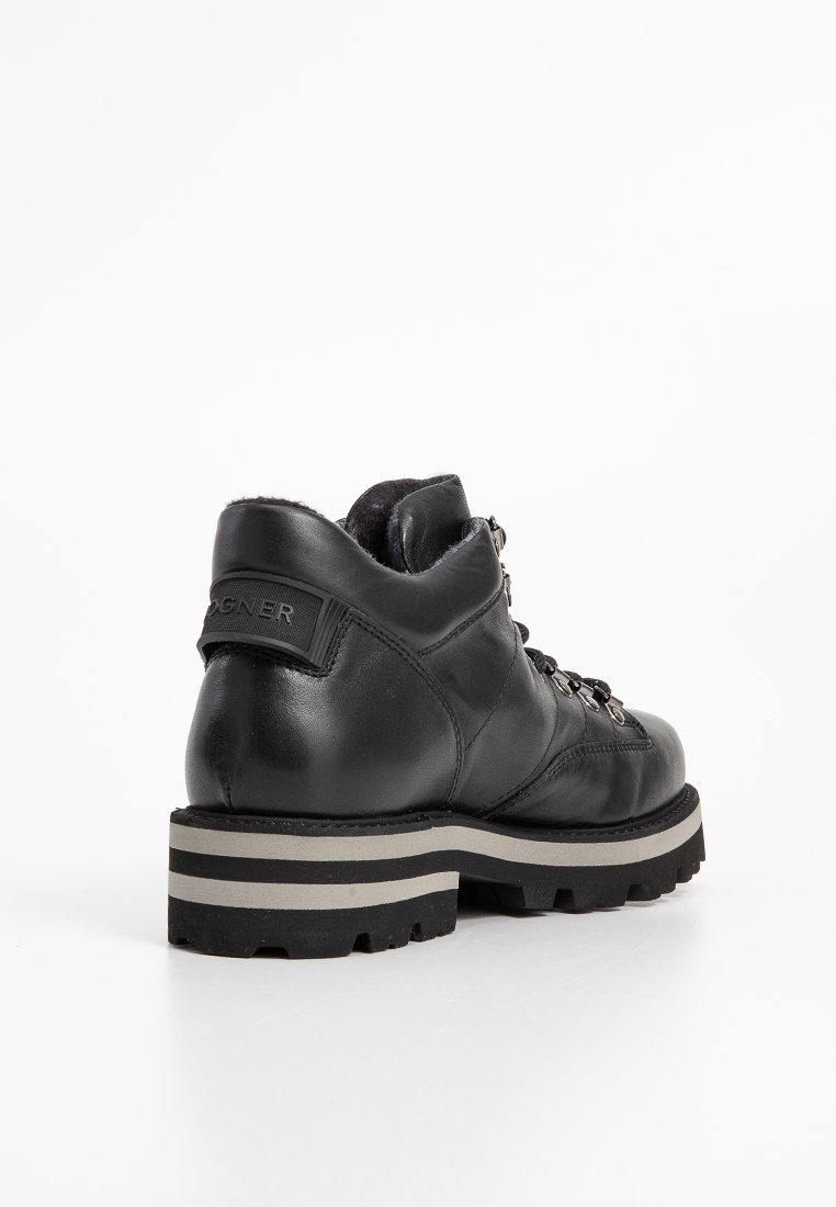 Schwarze Lederknöchelstiefel mit strukturiertem Finish, runder Zehenpartie, Metallösen und gepolstertem Kragen. Mit einer robusten schwarzen und grauen Sohle.