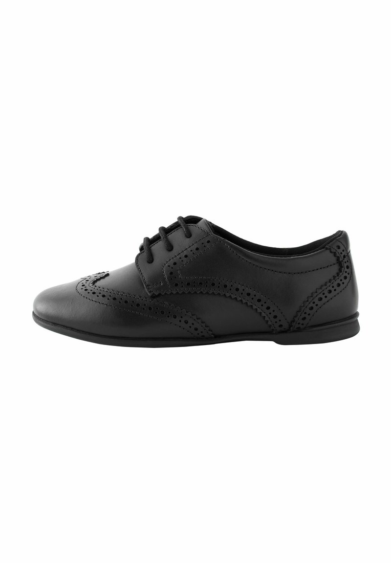Chaussure noire en cuir à lacets avec un design brogue, surface lisse, perforations décoratives et un talon bas.