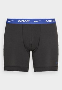 Sorte Nike boxer shorts med en blå elastisk talje, der har et hvidt logo. Stoffet ser glat og strækbart ud.