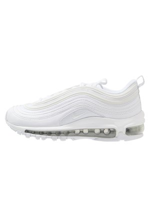 Biały niski sneaker z widoczną podeszwą amortyzującą powietrze, chropowatą, falistą cholewką, sznurowaniem i pętelką przy pięcie.