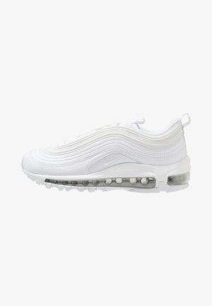 Biały niski sneaker z widoczną podeszwą amortyzującą powietrze, chropowatą, falistą cholewką, sznurowaniem i pętelką przy pięcie.