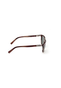 Occhiali da sole in plastica marrone con lenti grigie, forma rettangolare, finitura liscia, cerniera in metallo flessibile e aste robuste con dettagli sottili.
