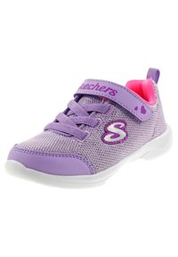 Fioletowe siateczkowe sneakersy z elastycznymi sznurowadłami, paskiem na rzep i kontrastowym różowym wykończeniem. Posiadają srebrne logo i teksturowaną podeszwę.