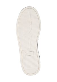 Suela de una zapatilla, de goma blanca con una superficie texturizada; presenta surcos horizontales y una línea ondulada central; impresión del logo visible.