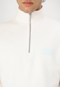 Thumbnail Image 7