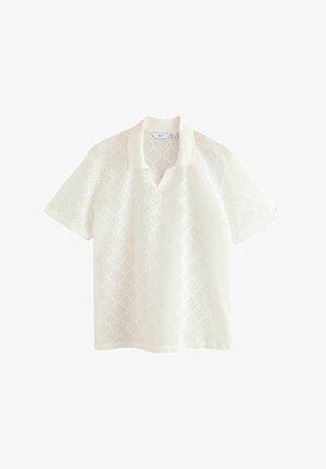Witte korte mouw polo met een diamanten kantpatroon en een omgeslagen kraag, maat medium, op een witte achtergrond.