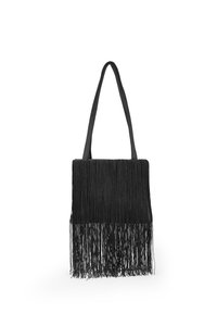 Bolso de hombro con flecos negros, de textura suave, cuerpo rectangular y correas largas. Cuenta con detalles de flecos en capas en la parte inferior.