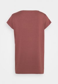 T-shirt uni à manches courtes avec col rond, en rouge brique atténué, montré de dos sur un fond blanc uni.
