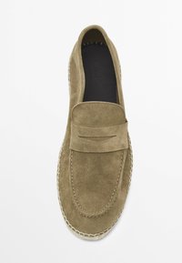 Loafer-sko i olivgrön mocka, med en söm detalj runt sulan och en platt, stängd tåsdesign.