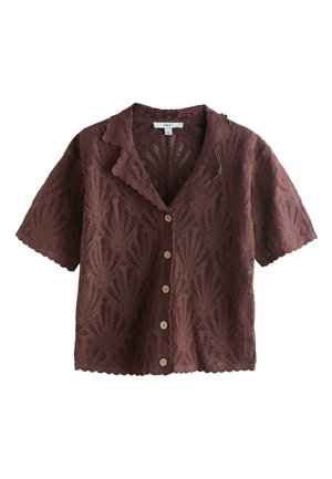 Blusa marrone a maniche corte con bottoni, motivo in pizzo, bordi smerlati e colletto piccolo.
