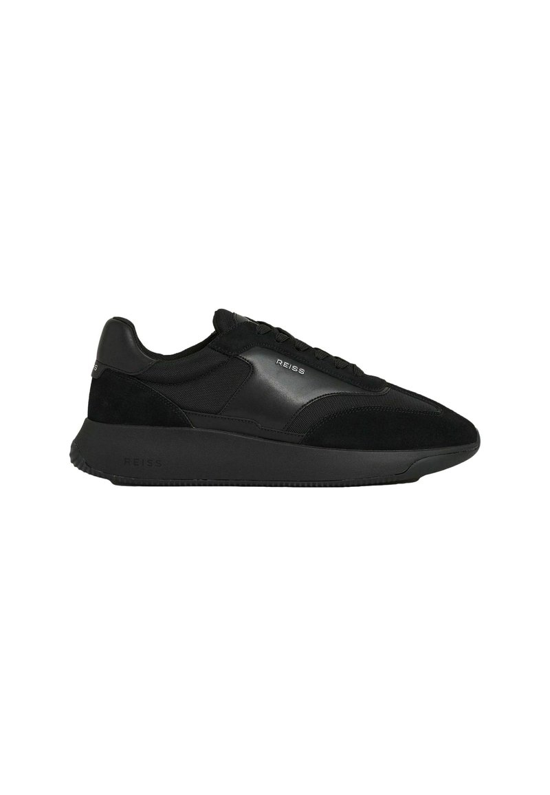 Czarne sneakersy z połączenia gładkiej skóry i teksturowanego zamszu, z wyściełanym językiem oraz gumową podeszwą z subtelnym logo po boku.