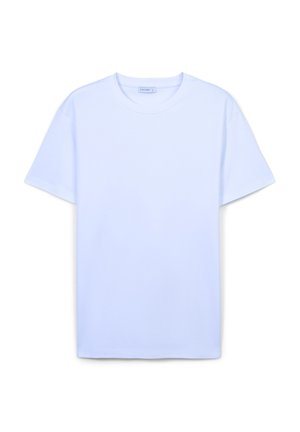 T-shirt à col rond à manches courtes de couleur bleu clair uni avec une étiquette de taille "L" à l'intérieur du col.