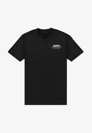 Czarny t-shirt z krótkim rękawem z logo „Castrol Performance Racing” w białym kolorze na lewej piersi, z czerwonymi, białymi i zielonymi paskami.