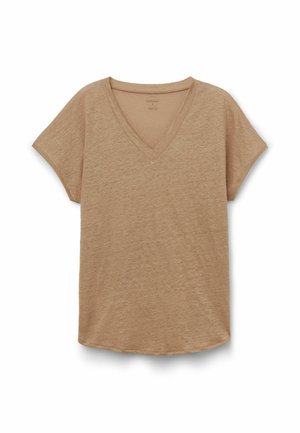 T-shirt beige manches courtes col en V, coupe décontractée avec un ourlet légèrement arrondi sur fond blanc.