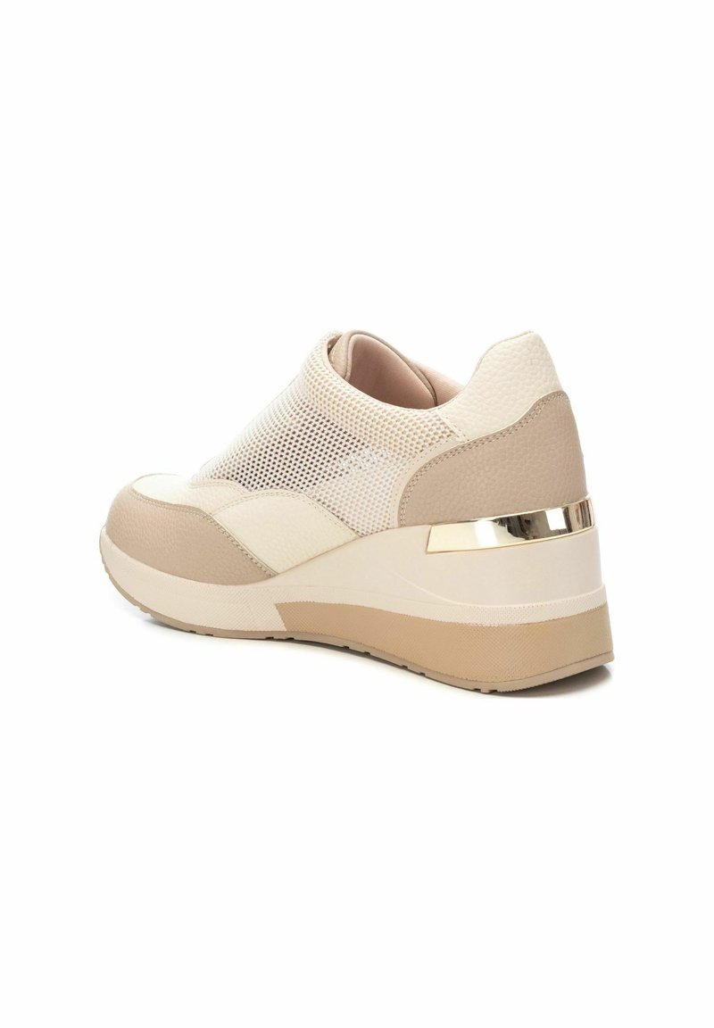Sneaker con una leggera tomaia in mesh beige con accenti in crema testurizzati, suola chunk in beige e un accento metallico dorato sul tallone.