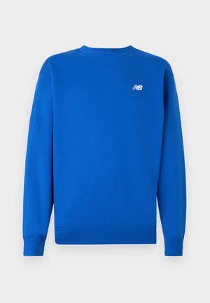 Blå hettegenser laget av glatt bomull, med rund hals, lange ermer og en liten hvit logo på brystet. Minimalistisk design.